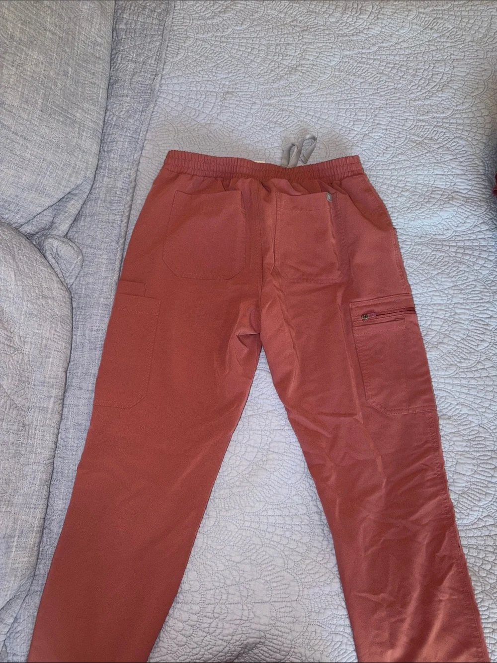 FIGs women’s Yola scrub pants in Mauve - Picture 3 of 3